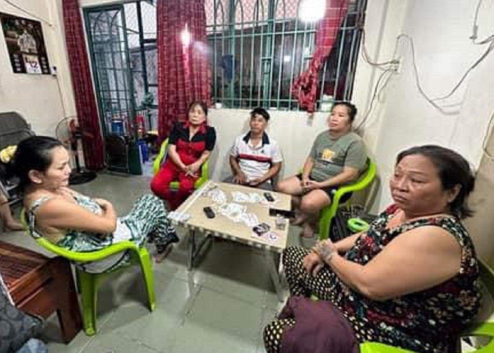 Công an phá bí mật bên trong căn nhà có người canh gác ở TPHCM - 1 Công an phá bí mật bên trong căn nhà có người canh gác ở TPHCM - 1