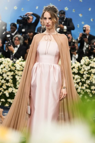Kim Kardashian gây sốc khi vào top nghệ sĩ mặc "thảm họa" tại Met Gala - 9