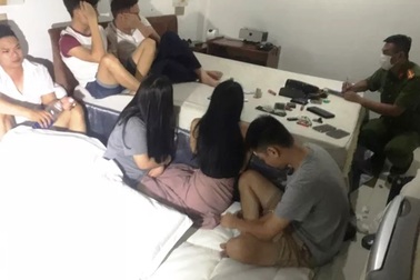 13 nam nữ thanh niên thuê phòng khách sạn để "phê" ma túy