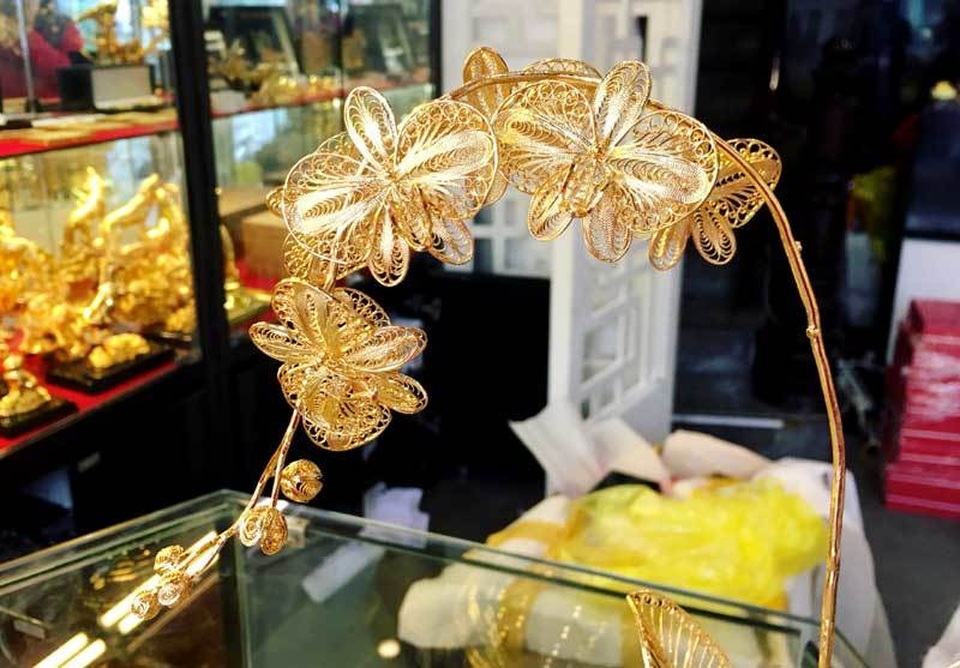 Lan hồ điệp mạ vàng 16 triệu đồng/cành, đại gia mua làm quà tặng 8/3 - 3 Lan hồ điệp mạ vàng 16 triệu đồng/cành, đại gia mua làm quà tặng 8/3 - 3