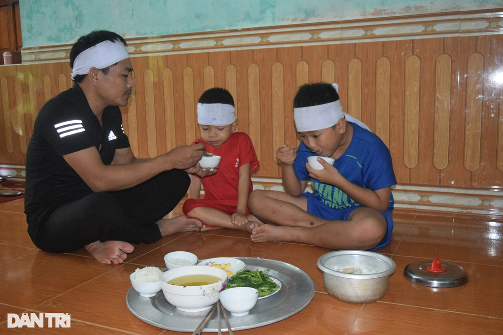 Quặn lòng 2 đứa trẻ đầu đội khăn tang ngơ ngác bên di ảnh mẹ - 2 Quặn lòng 2 đứa trẻ đầu đội khăn tang ngơ ngác bên di ảnh mẹ - 2