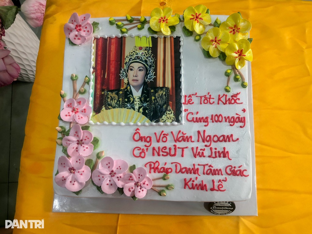 Lễ cúng 100 ngày Vũ Linh: Con gái Hồng Loan khóc nghẹn trước bàn thờ cha - 3 Lễ cúng 100 ngày Vũ Linh: Con gái Hồng Loan khóc nghẹn trước bàn thờ cha - 3