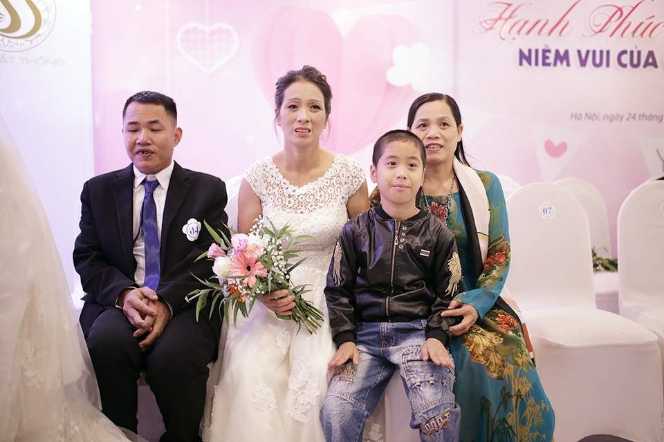 Xúc động đám cưới tập thể của 21 cặp đôi khiếm thị tại Hà Nội - 5 Xúc động đám cưới tập thể của 21 cặp đôi khiếm thị tại Hà Nội - 5