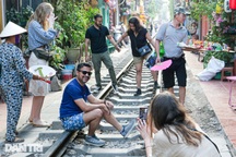 Phố cà phê đường tàu Hà Nội: Đoạn bị cấm, đoạn "vô tư" đón khách