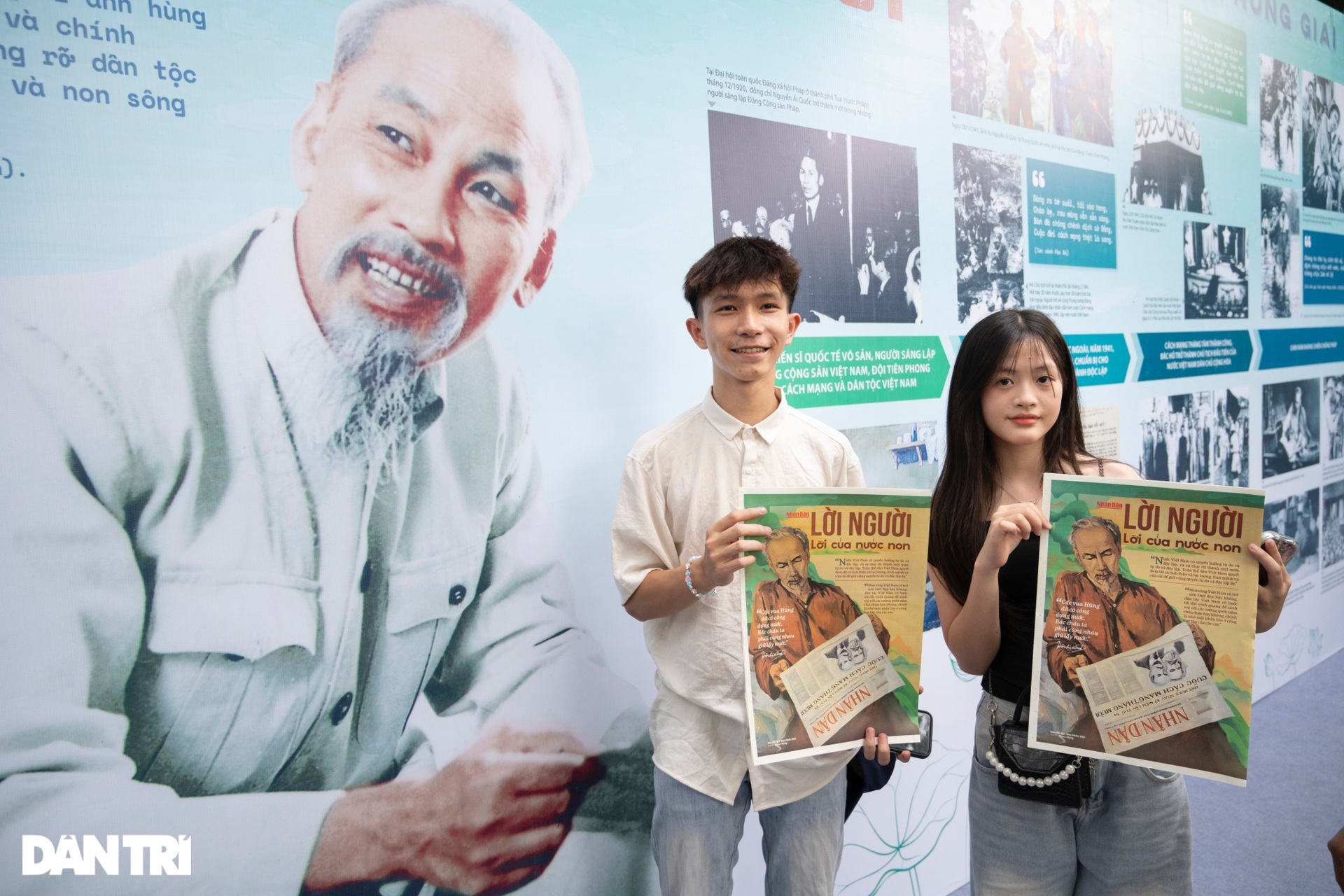 Tham quan triển lãm ảnh Chủ tịch Hồ Chí Minh, nhận phụ san đặc biệt về Bác - 16 Tham quan triển lãm ảnh Chủ tịch Hồ Chí Minh, nhận phụ san đặc biệt về Bác - 16