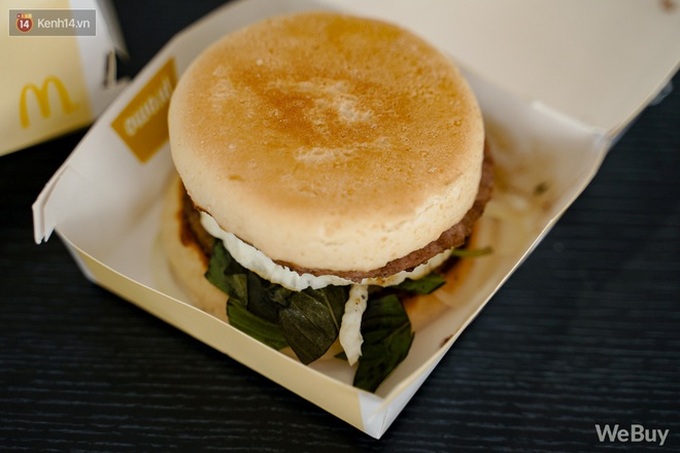 Ăn thử burger vị phở vừa ra mắt của McDonald’s: Thơm nức mũi, đủ ngon nhưng hình như thiếu món gia vị quan trọng nhất? - Ảnh 6. Ăn thử burger vị phở vừa ra mắt của McDonald’s: Thơm nức mũi, đủ ngon nhưng hình như thiếu món gia vị quan trọng nhất? - Ảnh 6.