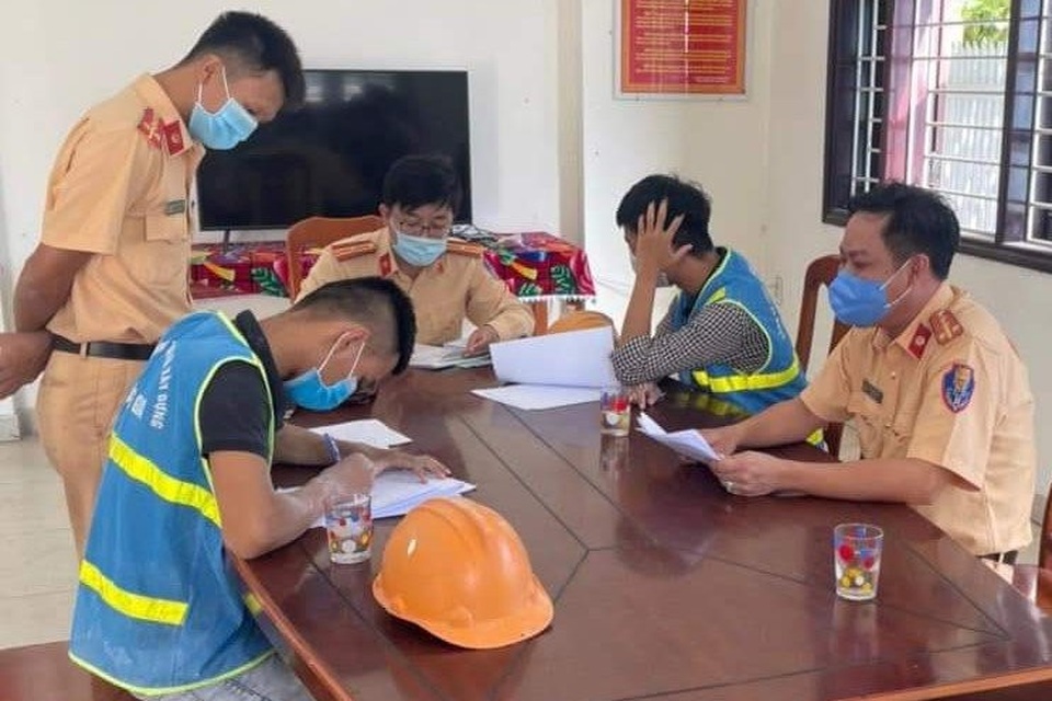 Nam thanh niên bịt mắt phóng xe máy - 2 Nam thanh niên bịt mắt phóng xe máy - 2