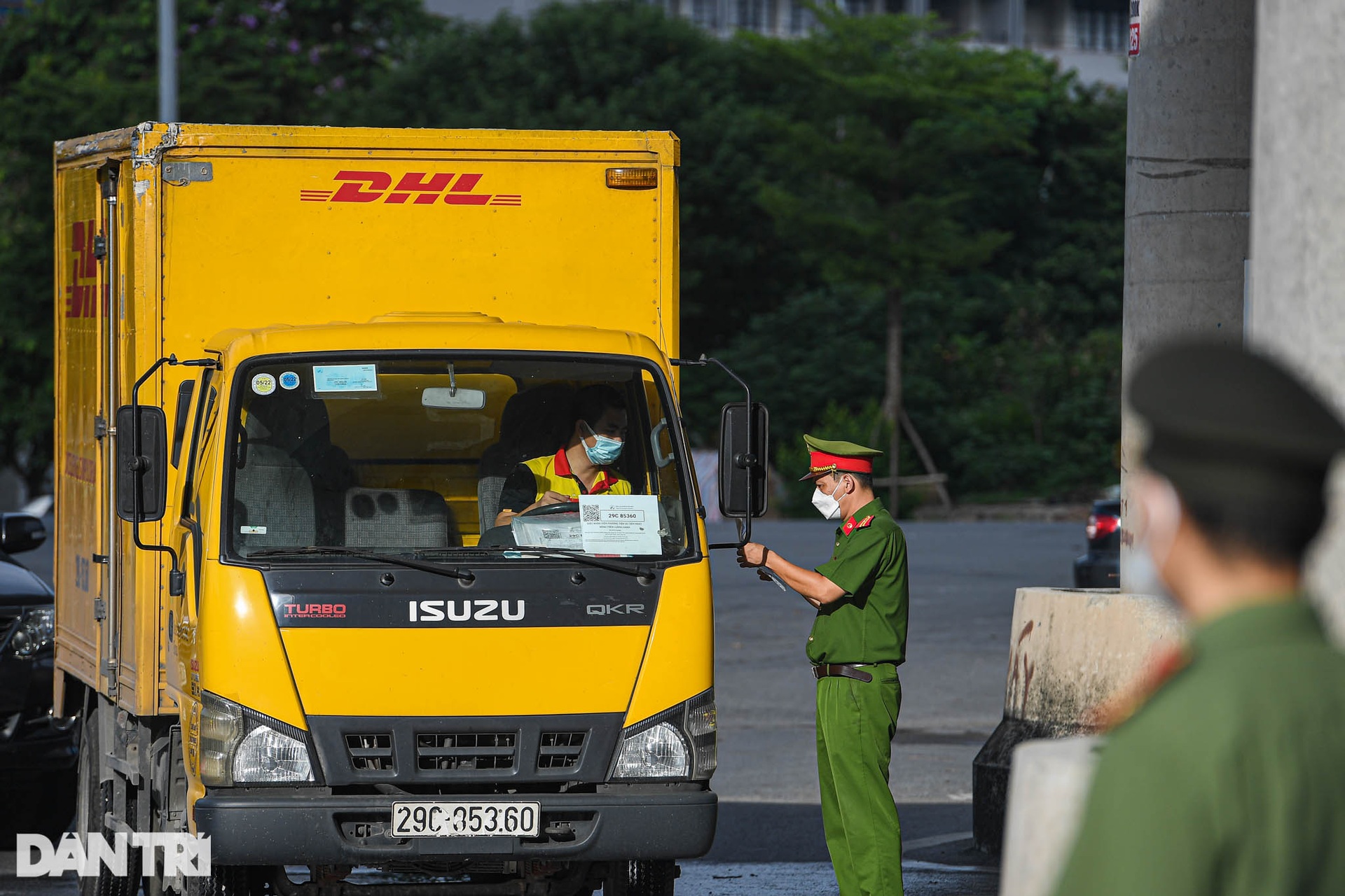 Nhiều tuyến đường Hà Nội đông đúc xe cộ ngày đầu tuần - 9 Nhiều tuyến đường Hà Nội đông đúc xe cộ ngày đầu tuần - 9