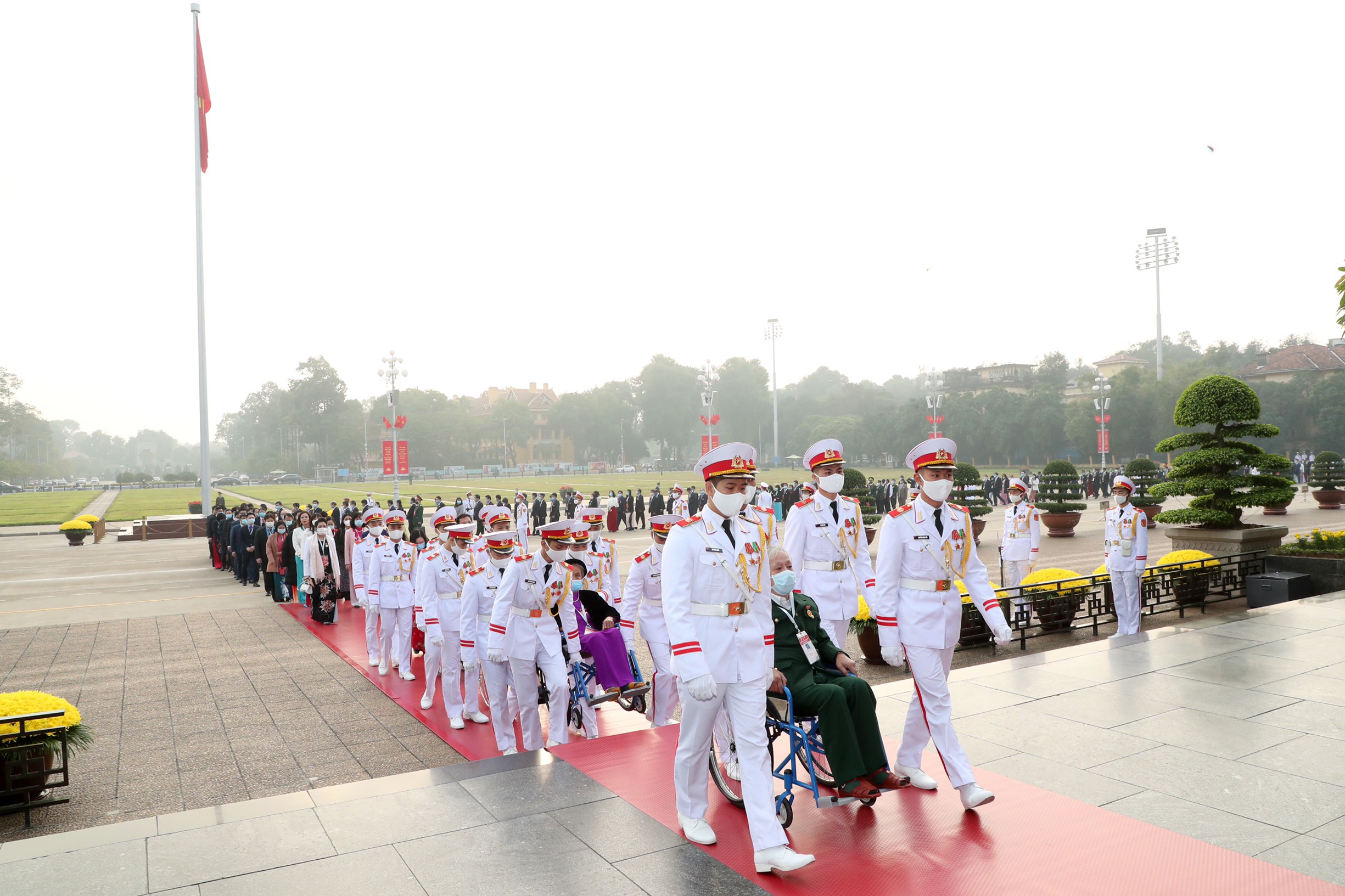 Đại biểu ĐH thi đua yêu nước toàn quốc vào Lăng viếng Chủ tịch Hồ Chí Minh - 4 Đại biểu ĐH thi đua yêu nước toàn quốc vào Lăng viếng Chủ tịch Hồ Chí Minh - 4