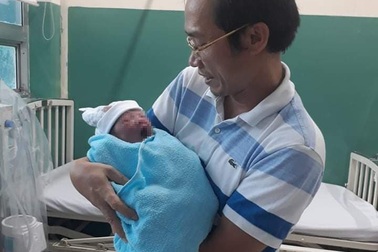 Bé trai mới sinh còn nguyên dây rốn bị bỏ trong thùng rác