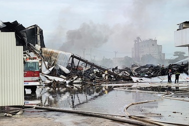 Nhà xưởng rộng cả nghìn m2 bốc cháy ngùn ngụt