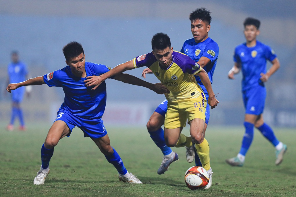 Tuấn Hải ghi bàn và dính chấn thương trong ngày HLV Troussier dự khán - 4