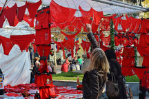 Mặc nội y đỏ rực đón tết, mời "trai đẹp" tới nhà với hi vọng cả năm gặp may