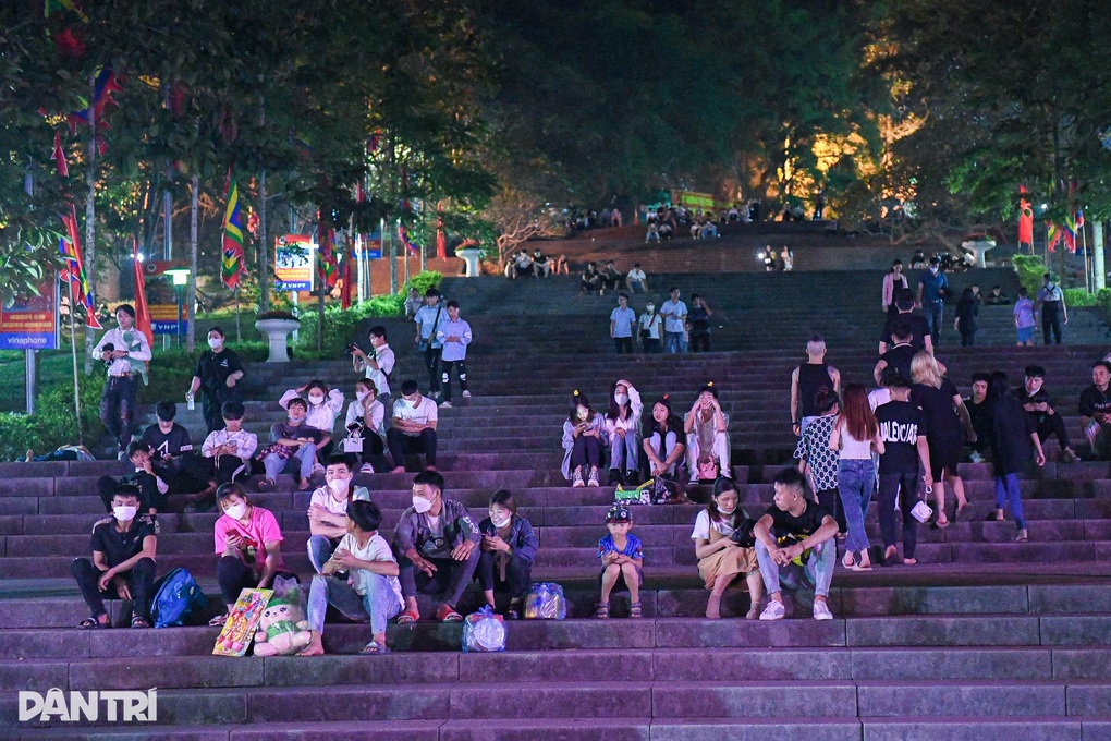 Du khách trải bạt, thuê chiếu vạ vật ngủ giữa trời đêm chờ dự lễ đền Hùng - 3 Du khách trải bạt, thuê chiếu vạ vật ngủ giữa trời đêm chờ dự lễ đền Hùng - 3