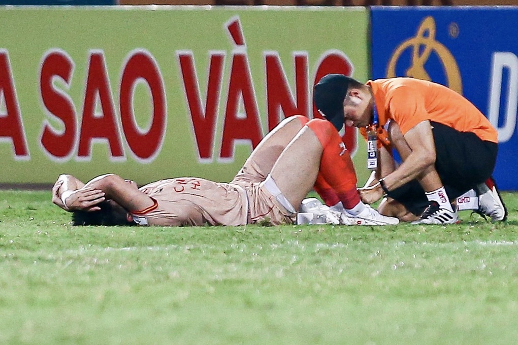 Lê Văn Đô chấn thương nặng trong ngày CLB Công An Hà Nội bị cầm hòa - 5 Lê Văn Đô chấn thương nặng trong ngày CLB Công An Hà Nội bị cầm hòa - 5