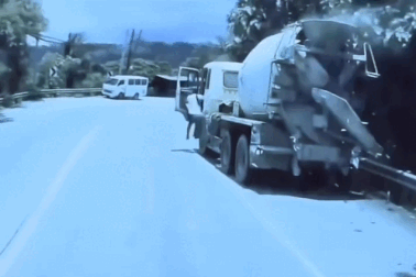 Xe trộn bê tông bất ngờ mất phanh, tài xế vội nhảy ra ngoài thoát thân