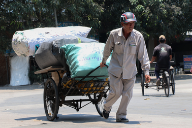 Người lao động vắt kiệt sức mưu sinh trong nắng nóng 40 độ C