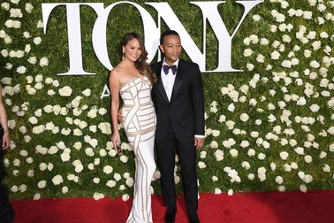 Chrissy Teigen đẹp đôi bên chồng