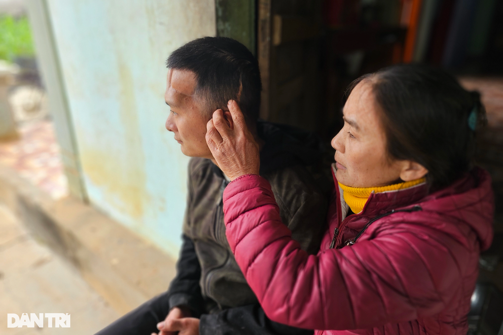 Bà Liên và cậu con trai sống trong sự thiếu thốn, khi bệnh tật bủa vây (Ảnh: Nguyễn Duy).