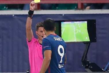 Luis Suarez nhận thẻ vàng vì nhìn trộm VAR