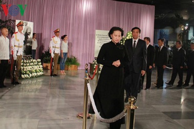 Chủ tịch Quốc hội Nguyễn Thị Kim Ngân viếng lãnh tụ Fidel Castro tại La Havana