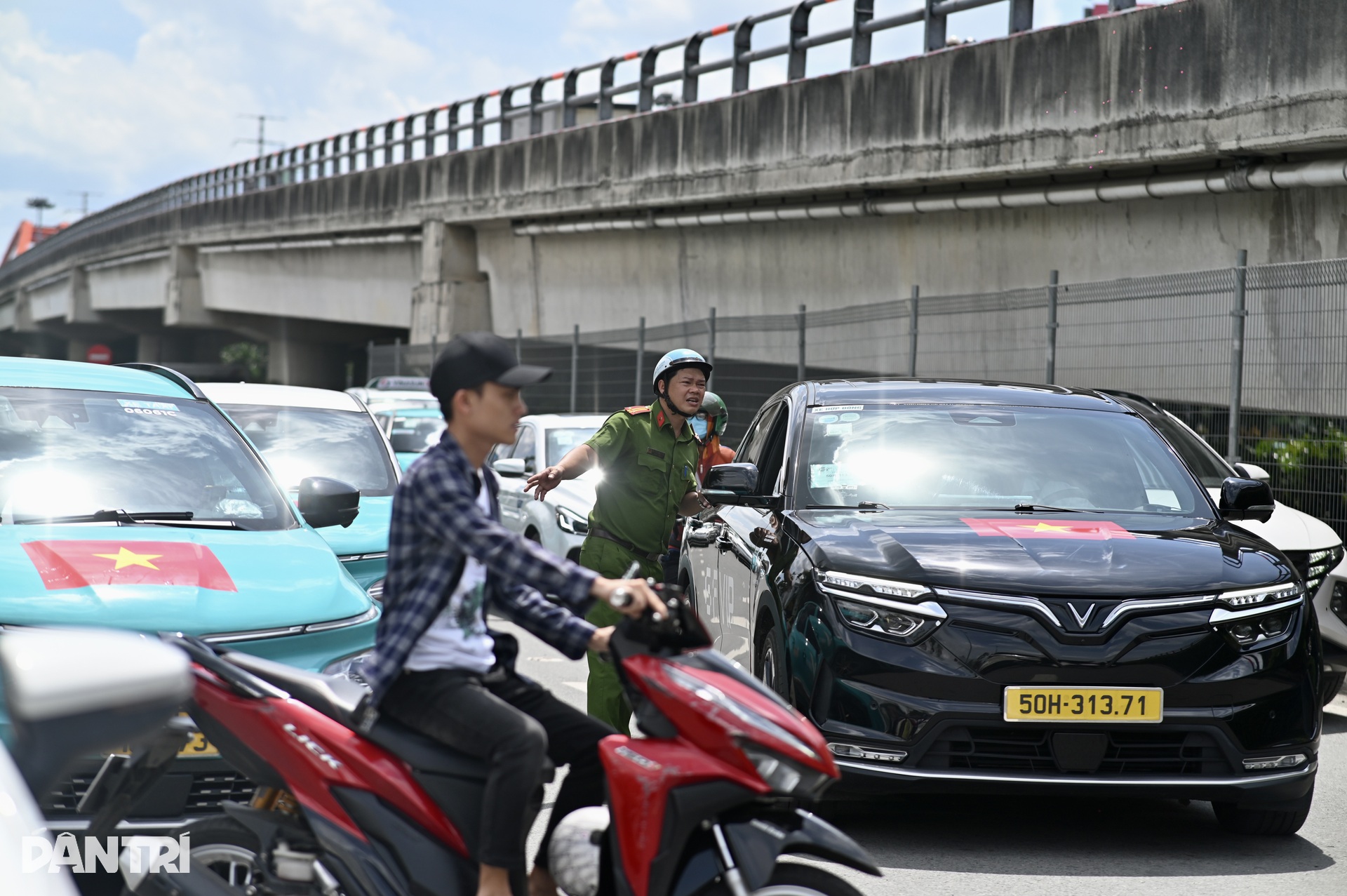 Giao thông ùn ứ từ sáng đến chiều trên đại lộ ở TPHCM - 9 Giao thông ùn ứ từ sáng đến chiều trên đại lộ ở TPHCM - 9