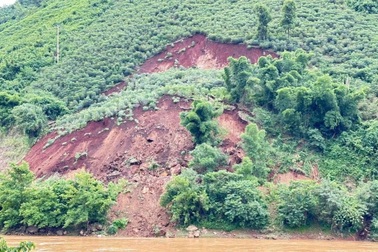 Hơn 300.000m3 đất đá sạt lở, vùi lấp đường ở Thanh Hóa