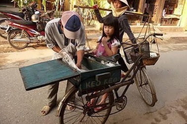 Trở về tuổi thơ qua... tiếng rao kẹo kéo 