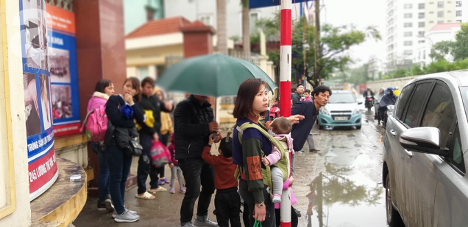 Đồ đạc lỉnh kỉnh, trẻ em vật vờ vì dậy từ 3g sáng đi Hà Nội để xếp hàng xét nghiệm: Tôi không thể chờ đợi thêm được nữa - Ảnh 3. Đồ đạc lỉnh kỉnh, trẻ em vật vờ vì dậy từ 3g sáng đi Hà Nội để xếp hàng xét nghiệm: Tôi không thể chờ đợi thêm được nữa - Ảnh 3.