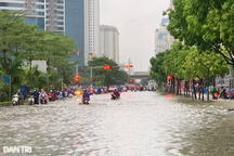 Đường phố Hà Nội thành sông sau trận mưa suốt đêm