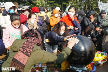 Dòng người đi quanh huyệt đạo, xoa tiền lên quả cầu đá ngày "mở cổng trời"
