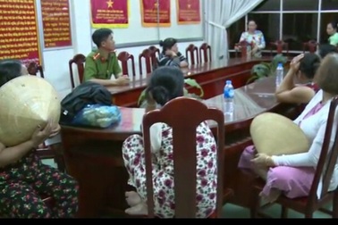 Bắt hàng chục "quý bà" đang lắc tài xỉu ăn thua bằng tiền