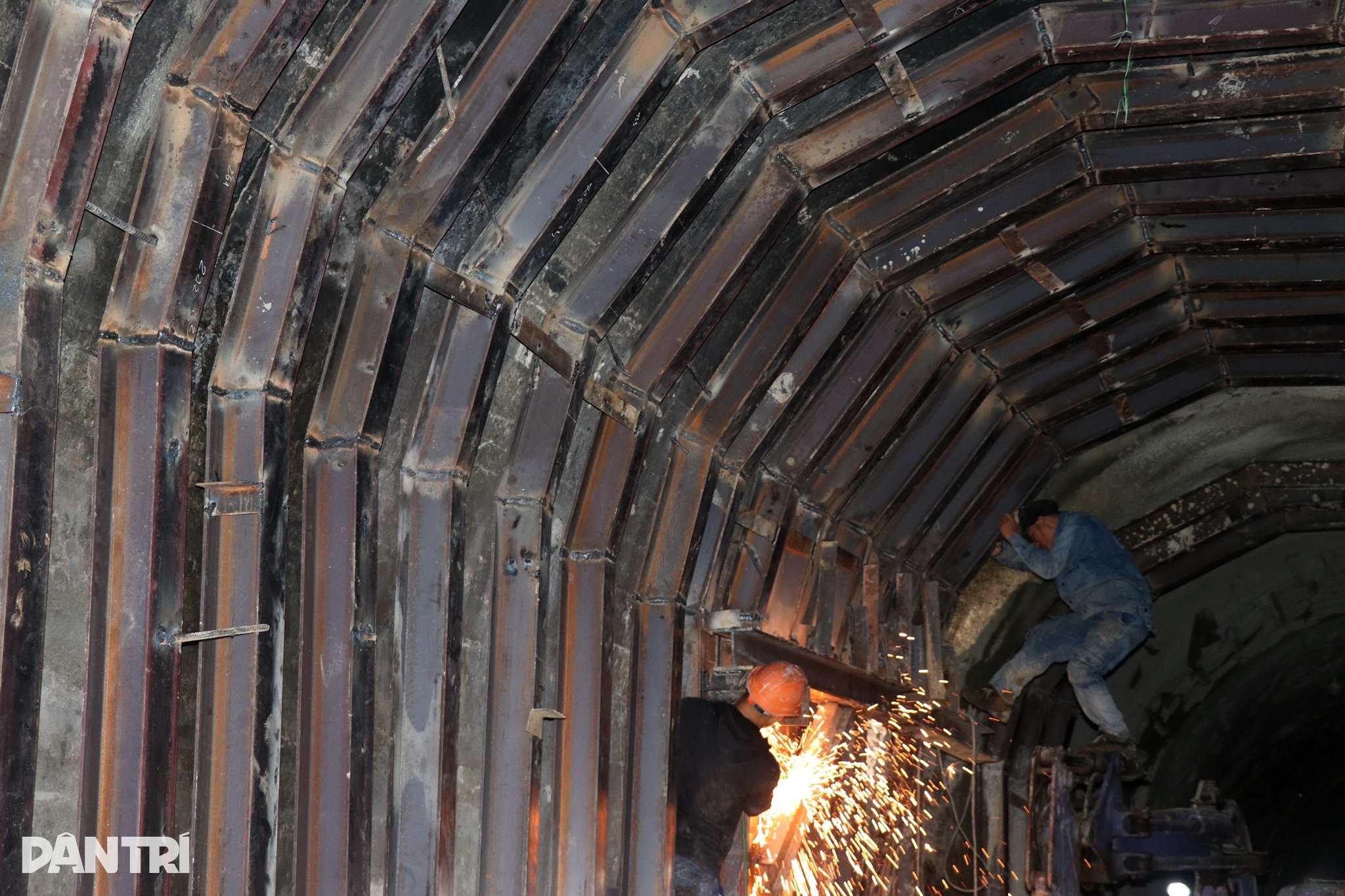 មើលដំបូលដែកបំបាក់ការបាក់ដីនៅផ្លូវរូងក្រោមដី Bai Gio - ៦ Xem vòm sắt vá điểm sạt lở trong hầm đường sắt Bãi Gió - 6