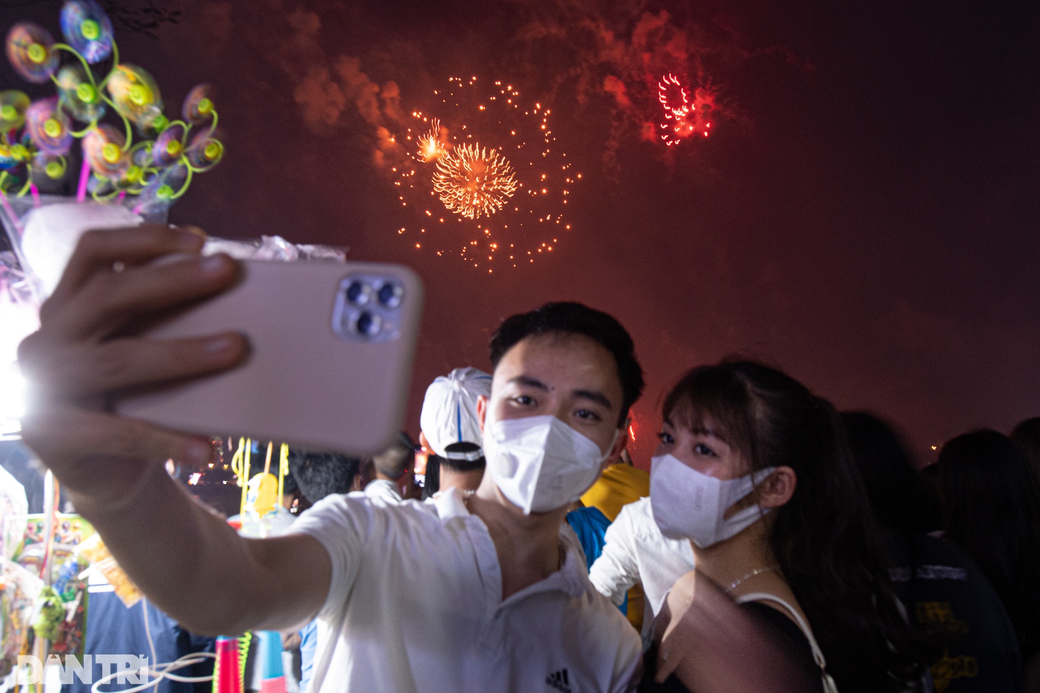 Biển người kẹt cứng, chôn chân tìm lối về sau lễ bắn pháo hoa dịp giỗ Tổ - 7 Biển người kẹt cứng, chôn chân tìm lối về sau lễ bắn pháo hoa dịp giỗ Tổ - 7