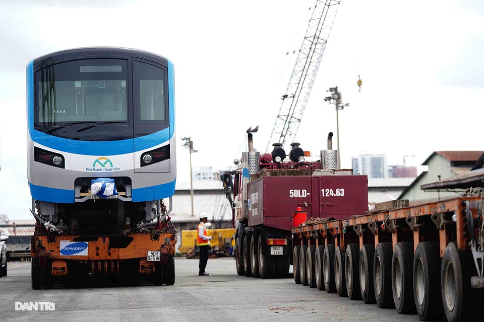 Cận cảnh dàn xe siêu trường siêu trọng chở tàu metro số 1 về điểm tập kết - 9 Cận cảnh dàn xe siêu trường siêu trọng chở tàu metro số 1 về điểm tập kết - 9