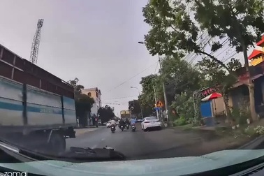 Người đàn ông đi xe máy ngã lao vào gầm xe tải