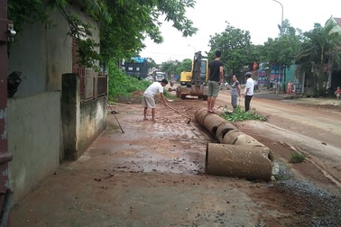 Nghệ An: Nhiều hộ dân trắng đêm tát nước mưa ra khỏi nhà