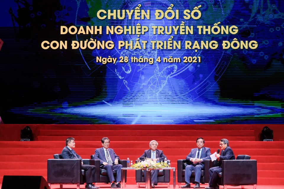 Nhìn lại hành trình 60 năm làm nên tên tuổi của Rạng Đông - 2 Nhìn lại hành trình 60 năm làm nên tên tuổi của Rạng Đông - 2