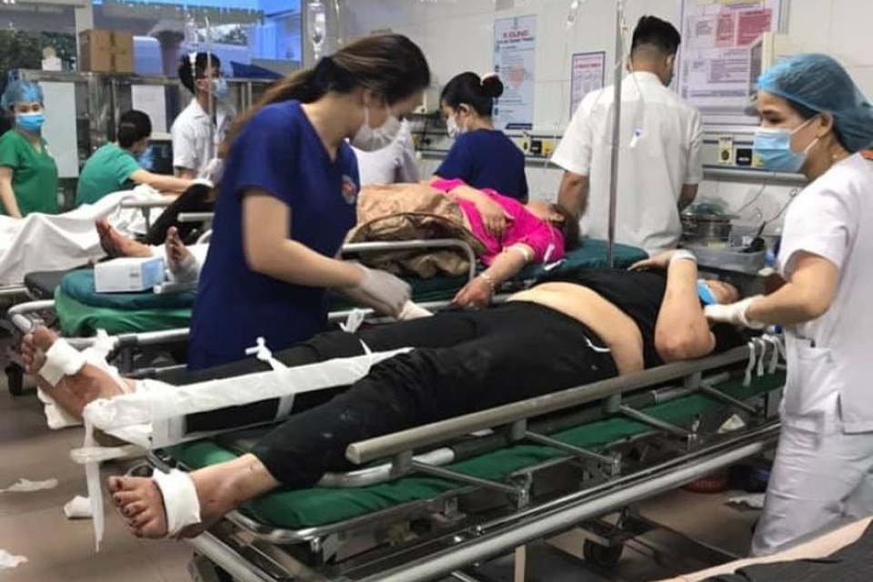 Hiện trường hãi hùng vụ tai nạn làm 1 người chết, 21 người bị thương - 11 Hiện trường hãi hùng vụ tai nạn làm 1 người chết, 21 người bị thương - 11