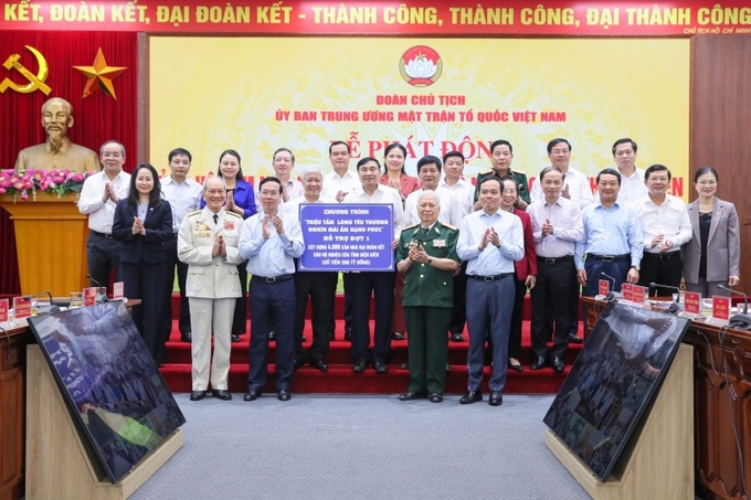 Chủ tịch nước Võ Văn Thưởng trao ủng hộ đợt 1 cho tỉnh Điện Biên. (ảnh Quang Vinh)