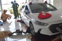 Nữ tài xế lao xe vào phòng khách, tông trúng người, nghi nhầm chân ga