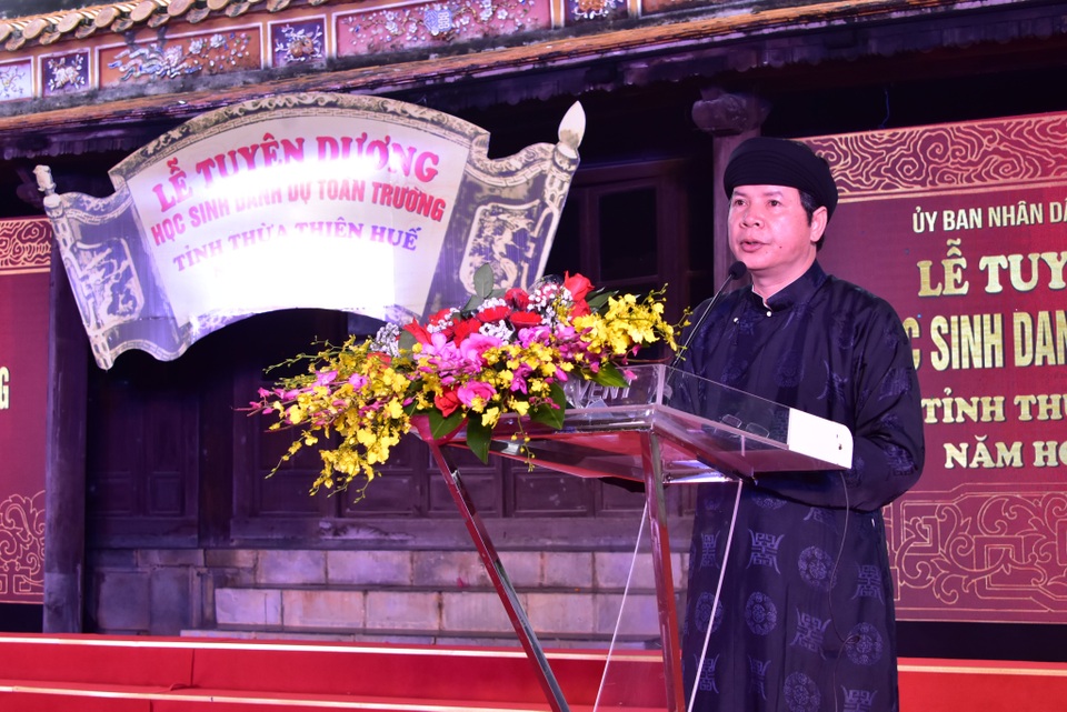 367 học sinh danh dự toàn trường mặc áo dài ngũ thân lên nhận thưởng - 1 367 học sinh danh dự toàn trường mặc áo dài ngũ thân lên nhận thưởng - 1