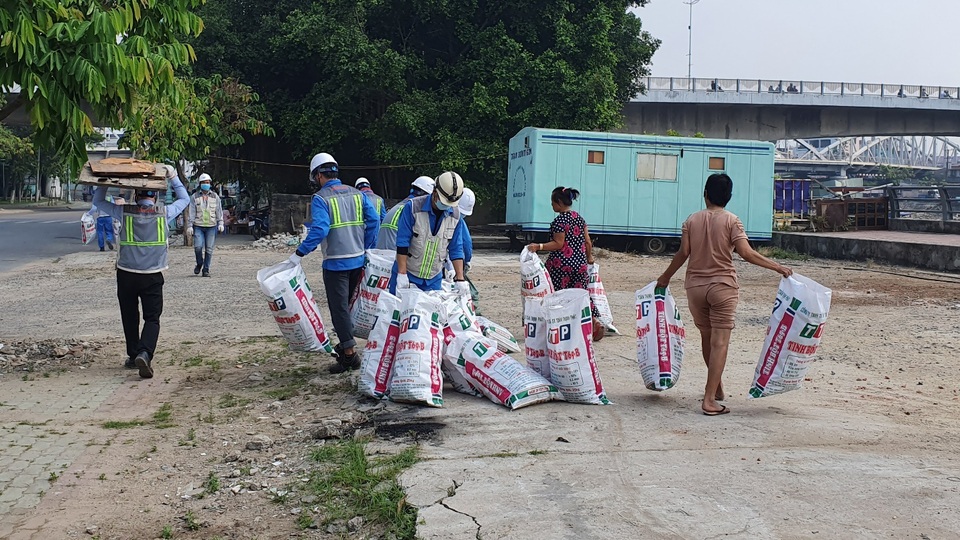 Nhà thầu Nhật Bản chung tay dọn rác làm sạch môi trường - 2 Nhà thầu Nhật Bản chung tay dọn rác làm sạch môi trường - 2