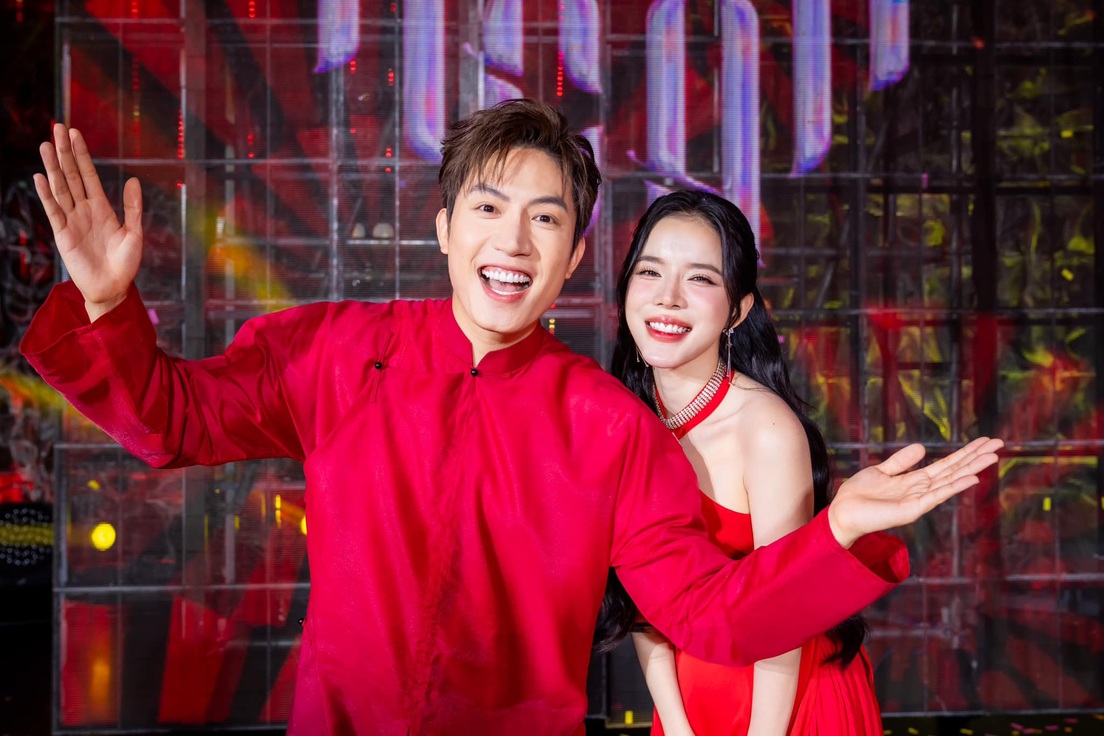 Anh Tú - LyLy: Nhiều năm gọi nhau là "hàng xóm" và cái ôm gây sốt