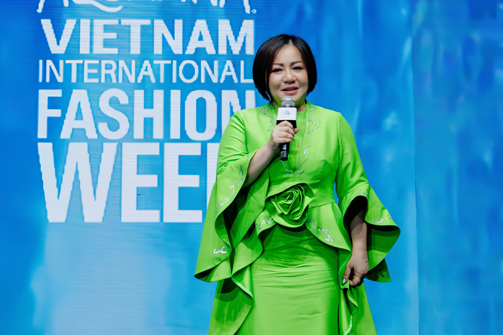 Thanh Hằng trình diễn với váy pha lê nặng 50kg khiến khán giả... hồi hộp - 1 Thanh Hằng trình diễn với váy pha lê nặng 50kg khiến khán giả... hồi hộp - 1