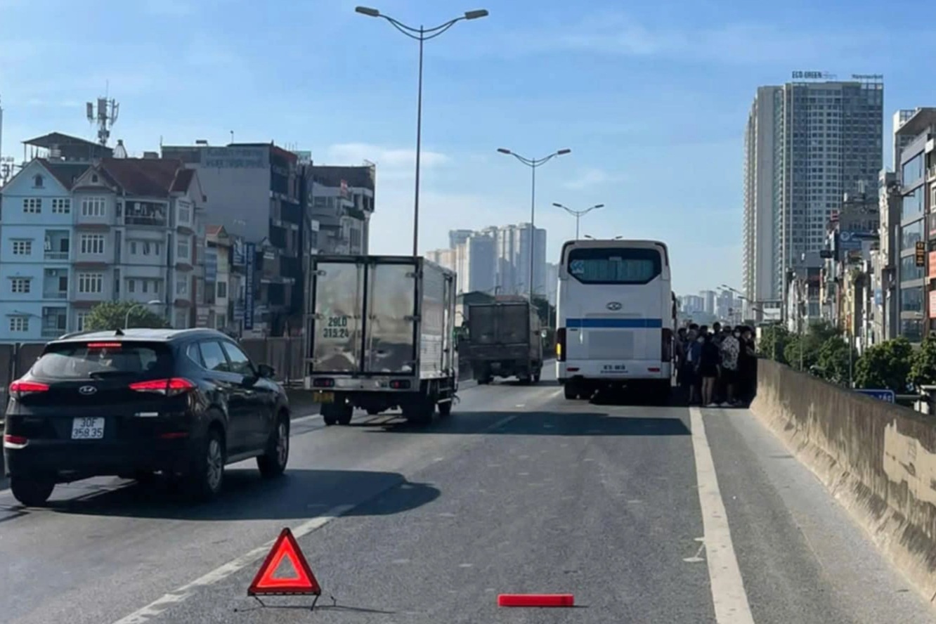 Tạm giữ tài xế rút chìa khóa xe khách khiến 40 người phơi nắng ở Vành đai 3 - 2