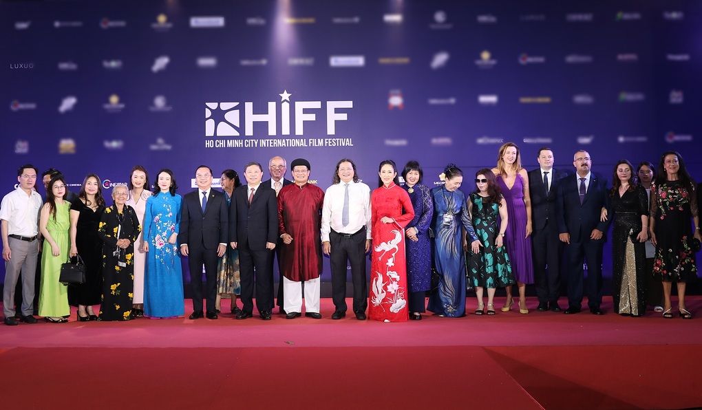 Thùy Tiên, Phương Anh Đào khoe sắc vóc tại thảm đỏ bế mạc LHP Quốc tế TPHCM - 1