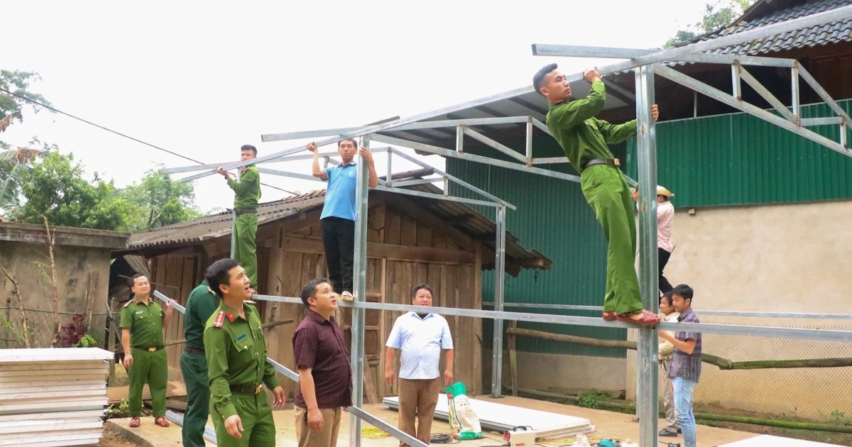 Những căn nhà trên kín, dưới lành, đủ vững chãi đang dần thay thế nhà tạm, nhà tranh tre ở các huyện biên giới Nghệ An (Ảnh: Hoàng Lam).