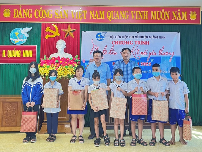  trao tiền hỗ trợ cho các em học sinh có hoàn cảnh khó khăn huyện Quảng Ninh