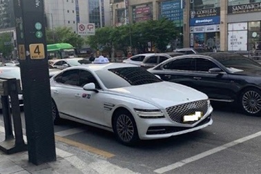 Xe sang Genesis G80 vừa ra mắt đã bị bắt gặp chạy taxi ở Hàn Quốc